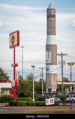 A NOI I Titan intercontinental missile balistico è una pietra miliare sulla strada lungo la I-75 all'uscita Cordele nel sud della Georgia. Stati Uniti d'America. Foto Stock