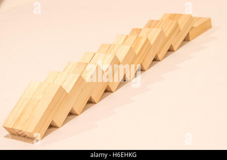 Blocchi di legno su uno sfondo bianco disposto Foto Stock