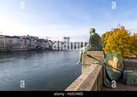 Basel, Svizzera - 24 Ottobre 2016: l'Helvetia statua presso il fiume Reno Foto Stock