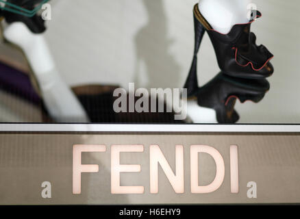 Fendi vetrina su Via del Corso, via principale dello shopping a Roma, Italia Foto Stock