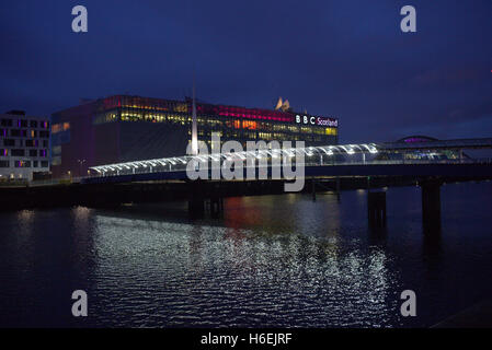 BBC Scotland sede presso pacific quay Glasgow di notte Foto Stock