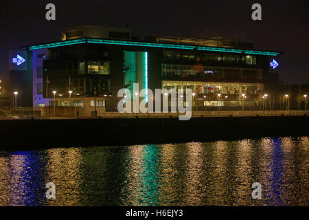 STV sede pacific quay Glasgow negli studi televisivi di notte dalla Clyde Foto Stock