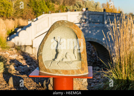 Anno del cane, Cinese zodiaco animale simbolo, Giardino Cinese, Louise McKinney Riverfront Park, Edmonton, Alberta, Canada Foto Stock