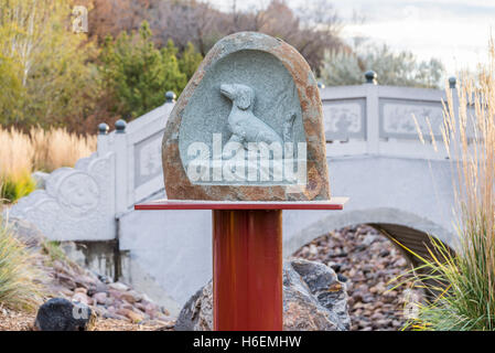 Anno del cane, Cinese zodiaco animale simbolo, Giardino Cinese, Louise McKinney Riverfront Park, Edmonton, Alberta, Canada Foto Stock