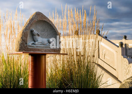 Anno del Bue, Cinese zodiaco animale simbolo, Giardino Cinese, Louise McKinney Riverfront Park, Edmonton, Alberta, Canada Foto Stock