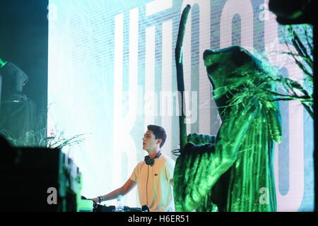 Kungs esegue sul palco durante il capitale della FM Monster Mash Up con Vodafone a Mountford Hall, Liverpool Gilda degli studenti, Liverpool. Stampa foto di associazione. Picture Data: giovedì 27 ottobre 2016. Foto di credito dovrebbe leggere: Martin Rickett/PA filo della capitale Mash-Up Monster con Vodafone ha iniziato a Liverpool stasera (Giovedì 27 Ottobre). È stato il primo dei tre concerti di Halloween portando gli ascoltatori di capitale più vicina ad alcuni del mondo degli artisti più in voga, DJ e produttori. Il Chainsmokers, Martin Solveig, Sigma, Kungs e Anton poteri ha giocato a un sold-out di fronte alla folla di Liverpool Mountford Hal Foto Stock