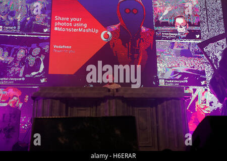 Martin Solveig esegue sul palco durante il capitale della FM Monster Mash Up con Vodafone a Mountford Hall, Liverpool Gilda degli studenti, Liverpool. Stampa foto di associazione. Picture Data: giovedì 27 ottobre 2016. Foto di credito dovrebbe leggere: Martin Rickett/PA filo della capitale Mash-Up Monster con Vodafone ha iniziato a Liverpool stasera (Giovedì 27 Ottobre). È stato il primo dei tre concerti di Halloween portando gli ascoltatori di capitale più vicina ad alcuni del mondo degli artisti più in voga, DJ e produttori. Il Chainsmokers, Martin Solveig, Sigma, Kungs e Anton poteri ha giocato a un sold-out folla a Liverpool's Moun Foto Stock