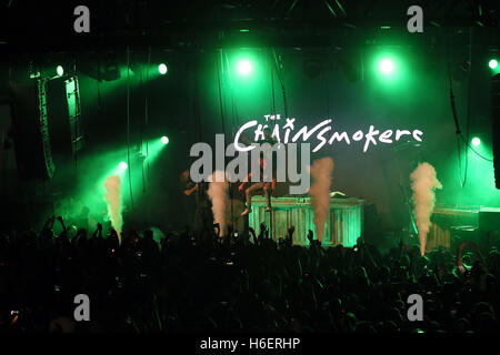 I Chainsmokers si esibiscono sul palco durante il Monster Mash Up della Capital FM con Vodafone alla Mountford Hall, Liverpool Guild of Students, Liverpool. PREMERE ASSOCIAZIONE foto. Data immagine: Giovedì 27 ottobre 2016. Foto credit should Read: Martin Rickett/PA Wire Monster Mash-Up del capitale con Vodafone è iniziato a Liverpool stasera (giovedì 27 ottobre). È stato il primo di tre concerti di Halloween che hanno portato gli ascoltatori di Capital più vicini ad alcuni degli artisti, DJ e produttori più famosi del mondo. I Chainsmokers, Martin Solveig, Sigma, Kungs e Anton Powers hanno suonato a una folla di Liverpool Foto Stock