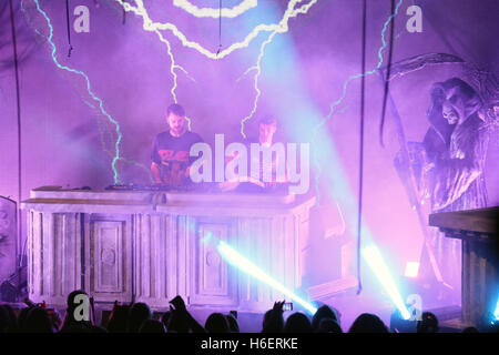 I Chainsmokers si esibiscono sul palco durante il Monster Mash Up della Capital FM con Vodafone alla Mountford Hall, Liverpool Guild of Students, Liverpool. PREMERE ASSOCIAZIONE foto. Data immagine: Giovedì 27 ottobre 2016. Foto credit should Read: Martin Rickett/PA Wire Monster Mash-Up del capitale con Vodafone è iniziato a Liverpool stasera (giovedì 27 ottobre). È stato il primo di tre concerti di Halloween che hanno portato gli ascoltatori di Capital più vicini ad alcuni degli artisti, DJ e produttori più famosi del mondo. I Chainsmokers, Martin Solveig, Sigma, Kungs e Anton Powers hanno suonato a una folla di Liverpool Foto Stock