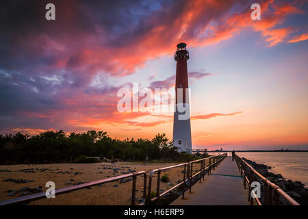 Barnegat Lighthouse o luce Barnegat, colloquialmente noto come 'Vecchio Barney' al tramonto Foto Stock