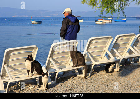 Anziani uomo Macedone pesca dalla spiaggia a Ohrid, Repubblica di Macedonia Foto Stock