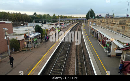 Motherwell stazione ferroviaria,piattaforme 1 & 2, North Lanarkshire, Scotland, Regno Unito Foto Stock