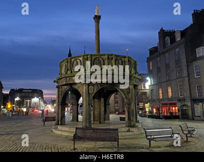Castle Square, la storica Aberdeen, la città di granito, la Scozia nord-orientale al tramonto, Regno Unito Foto Stock