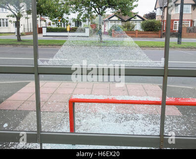 Il vetro rotto in autobus vandalizzato shelter in Inghilterra. Regno Unito Foto Stock