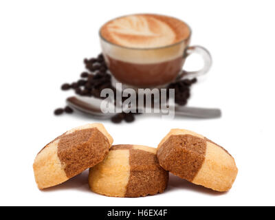 Il Cappuccino e biscotti isolato su bianco Foto Stock