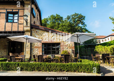 Bar sulla terrazza di un albergo nel borgo medievale di santillana del mar in Cantabria, SPAGNA Foto Stock