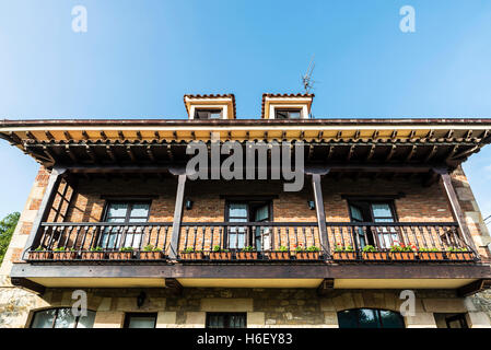 Facciata di una casa tipica del villaggio medievale di santillana del mar in Cantabria, SPAGNA Foto Stock