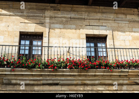 Il balcone di una casa tipica del villaggio medievale di santillana del mar in Cantabria, SPAGNA Foto Stock