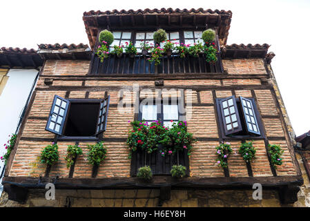 Facciata di una casa tipica del villaggio medievale di santillana del mar in Cantabria, SPAGNA Foto Stock