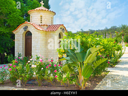 La cappella circondata da bellissimi fiori nel monastero di St George, Cipro. Foto Stock