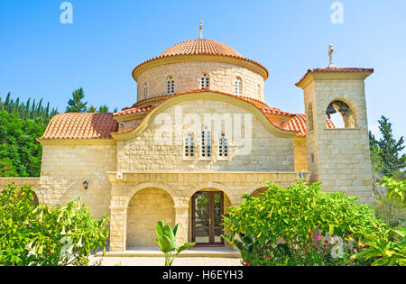 La moderna Chiesa di St George monastero, situato accanto a Larnaca, Cipro. Foto Stock