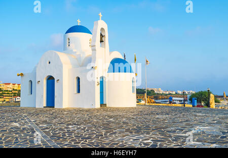 La bianca chiesa bizantina in riva al mare in Protaras, Cipro. Foto Stock