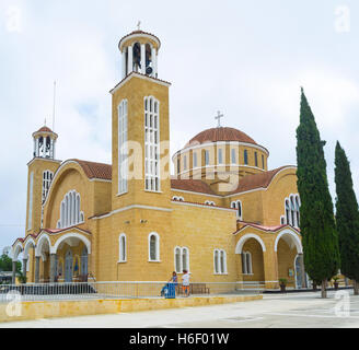 La Agia Varvars Cattedrale è la notevole punto di riferimento della città situato sulla sua piazza centrale, città di Paralimni Foto Stock