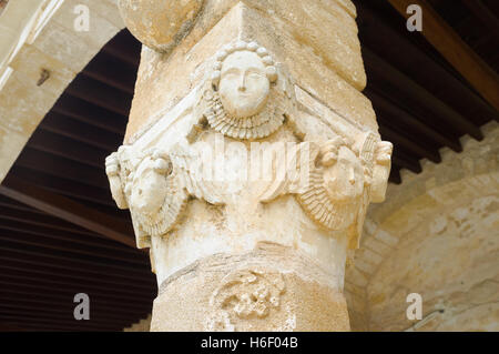 La colonna medievale di Agios Georgios chiesa decorata con sculture di angeli di pietra scolpita, città di Paralimni, Cipro. Foto Stock