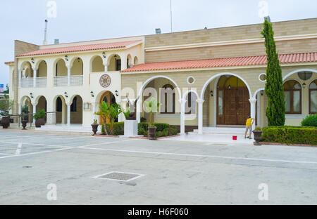 La Residenza del metropolita di Constantia e Ammochostos della Chiesa di Cipro si trova sulla Piazza Catgedral nella città di Paralimni. Foto Stock