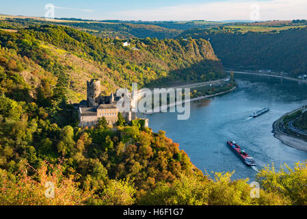 Burg Katz castello con Loreley in background, valle del Reno in autunno Foto Stock