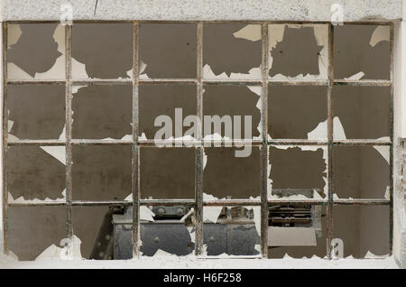 Fracassato windows della vecchia fabbrica. Foto Stock