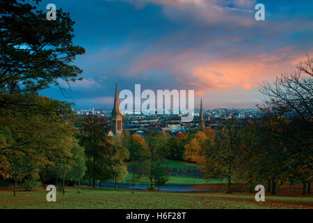 Guardando attraverso Glasgow all'alba dalla Queen's Park, Glasgow Foto Stock