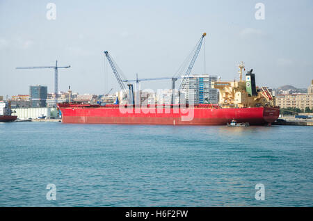 Nave da carico essendo caricato nel porto di Malaga, Andalusia, Spagna. Foto Stock