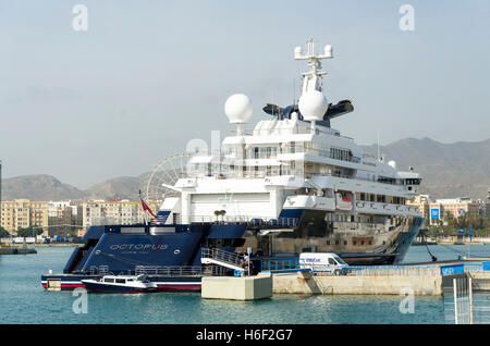 Mega Yacht Octopus, da Microsoft co-fondatore Paul Allen, porto di Malaga, Andalusia, Spagna Foto Stock