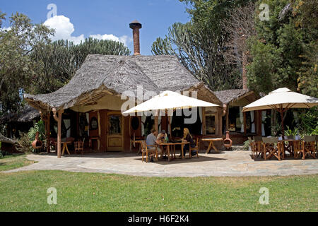 Africana con tetto di paglia in stile sala da pranzo presso Chui Lodge Naivasha Kenya Foto Stock