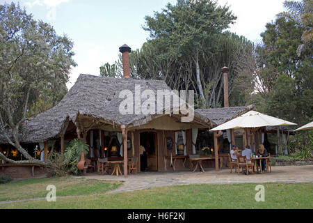 Africana con tetto di paglia in stile sala da pranzo presso Chui Lodge Naivasha Kenya Foto Stock