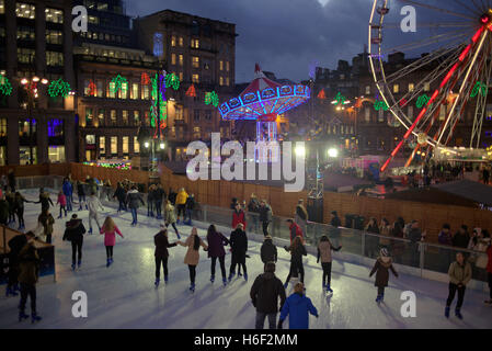 Glasgow celebrazione di Natale George Square luci pattinaggio su ghiaccio decorazioni festa Glasgow mercatino di Natale Foto Stock