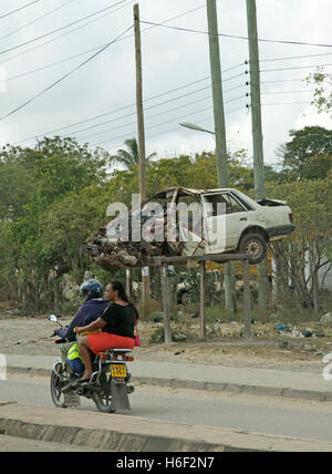 Motocicletta con casco e passeggero pillion senza passare si è schiantato vetture alla strada sul display strada Mombasa Kenya Foto Stock