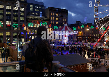 Glasgow celebrazione di Natale George Square luci pattinaggio su ghiaccio decorazioni festa Glasgow mercatino di Natale Foto Stock