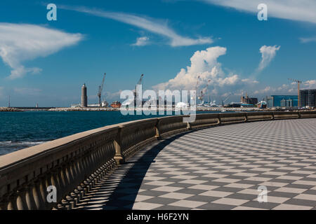 Livorno' s Mascagni terrazza, cantieri navali e gru in background, Toscana - Italia Foto Stock