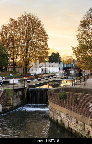 Autunno dorato luce al tramonto che cade su di San Pancrazio Lock sul Regent's Canal, Londra, Regno Unito, 2012 Foto Stock