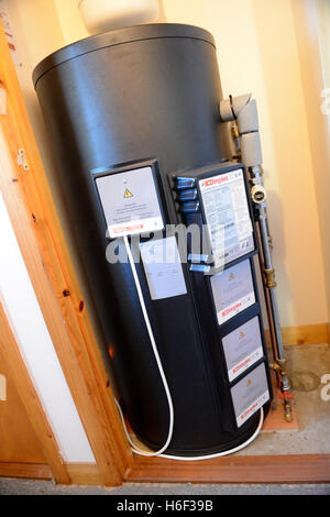 Notte Dimplex scaldacqua ad accumulo di acqua calda e backup in abitazioni private del sistema per il risparmio energetico Foto Stock