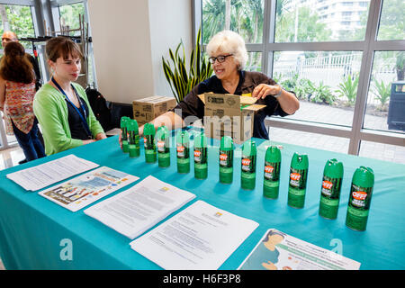 Miami Beach Florida,Waverly Condominiums,Zika Virus Town Hall Meeting,Free mosquito spray,OFF!,informazioni,letteratura,consigli,FL160830038 Foto Stock