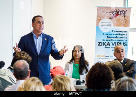 Miami Beach Florida, Waverly Condominiums, Zika Virus Town Hall Meeting, Mayor Philip Levine, parlando, i visitatori viaggio di viaggio turistico turismo terra Foto Stock