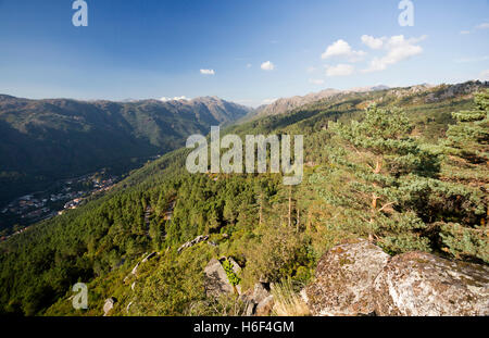 Vista da Pedra Bela Vista, a 800 metri di altitudine, della Peneda-Geres Parco Nazionale in Terras do Bouro regione, Portogallo Foto Stock