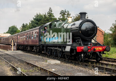 Treno a vapore tirando fuori toddington stazione ferroviaria, gloucestershire & warickshire railway Foto Stock