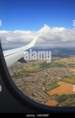 La vista dalla finestra di piano, volare fino l'estuario del Tamigi all'aeroporto di London City, in Inghilterra, Regno Unito Foto Stock