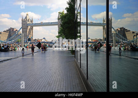 Il Tower Bridge si riflette nelle finestre di più Londra Riverside, a Southwark, England, Regno Unito Foto Stock