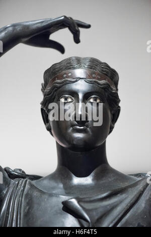 Napoli. L'Italia. La ballerina in bronzo/Danaid (1C BC) o Hydrophorai (portatori di acqua), da Villa dei Papiri di Ercolano. Foto Stock