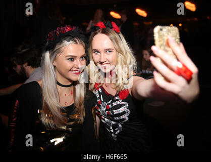 I membri della folla in abiti eleganti durante il Monster Mash Up di Capital FM con Vodafone all'Eventim Apollo di Londra. PREMERE ASSOCIAZIONE foto. Data immagine: Venerdì 28 ottobre 2016. Il credito fotografico dovrebbe essere: Isabel Infantes/PA Wire. Il Monster Mash-Up della capitale con Vodafone si è svolto stasera all'Eventim Apollo di Londra (venerdì 28 ottobre). Il concerto di Halloween ha visto la partecipazione di alcuni dei più famosi artisti, DJ e produttori del mondo, tra cui Clean Bandit e Louisa Johnson, Blonde, Zara Larsson, Sigala e Tinie Tempah, con DJ set di Marvin Humes, Coco Cole e Vodafone Future Brea della capitale Foto Stock